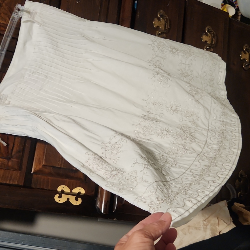 Forever Twenty One_ white & gold stitched skirt